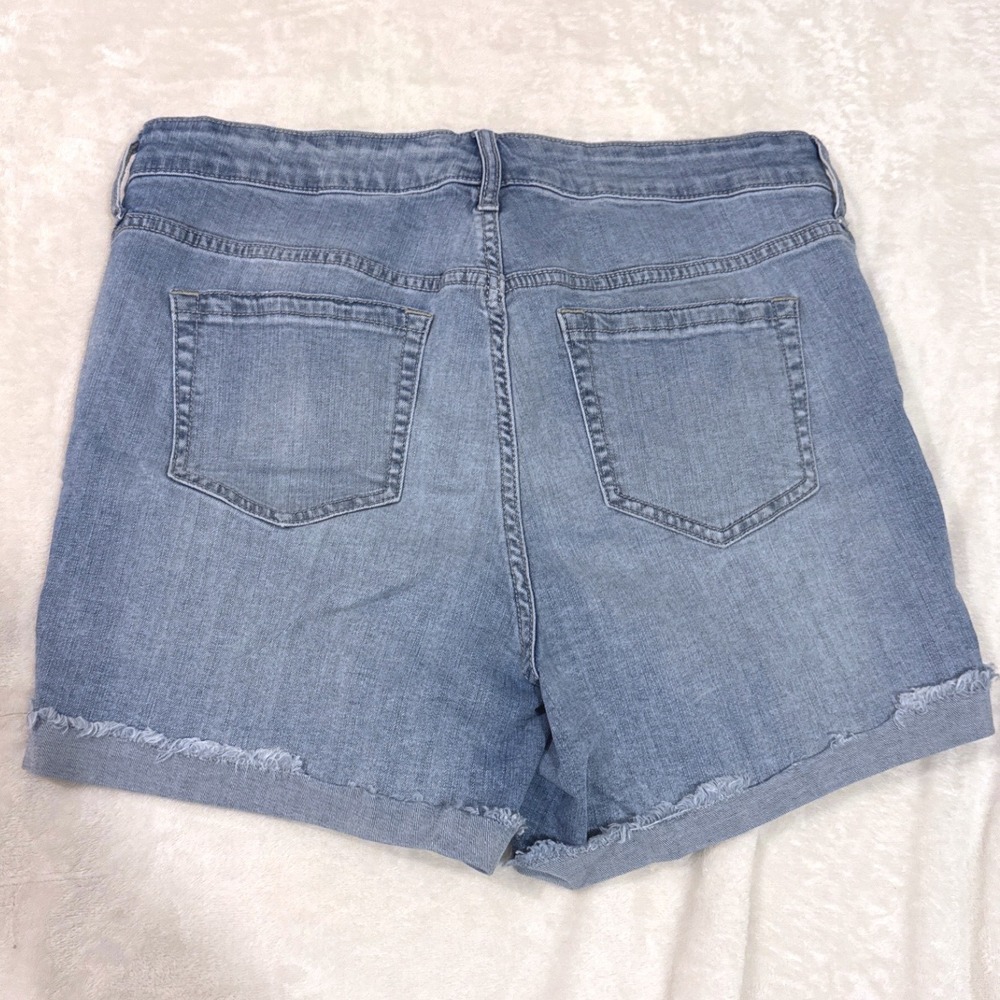 Torrid Womens Denim Shorts Size 12 Blue Button Fly Raw Cuffed Hem Light Wash - Picture 7 of 7